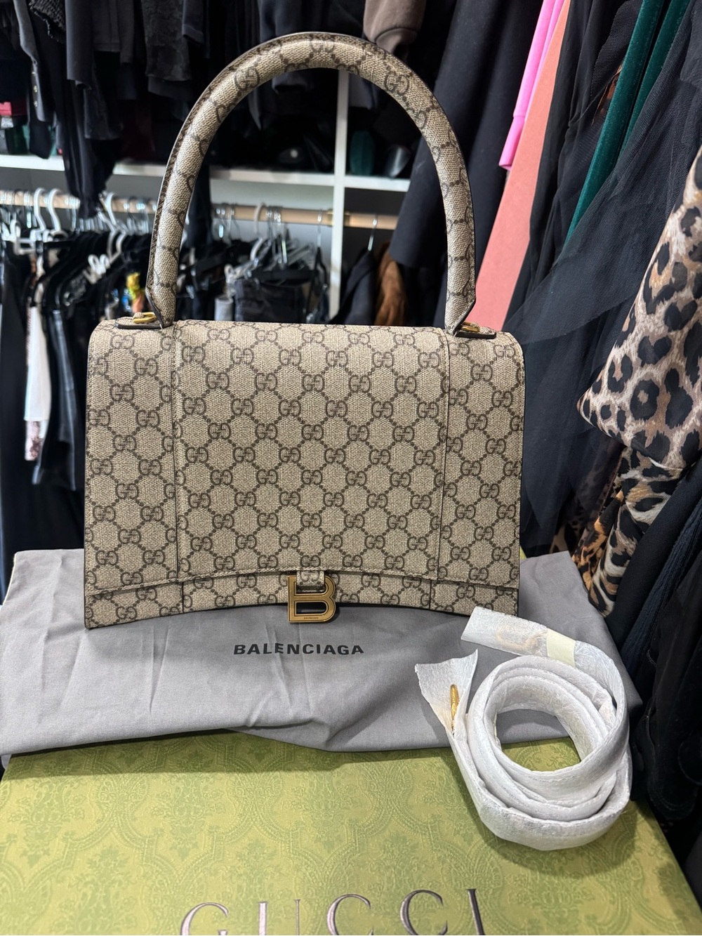 Gucci Beige Brown GG Supreme Top Handle Bag with Gold Hardware - Picture 3 of 6